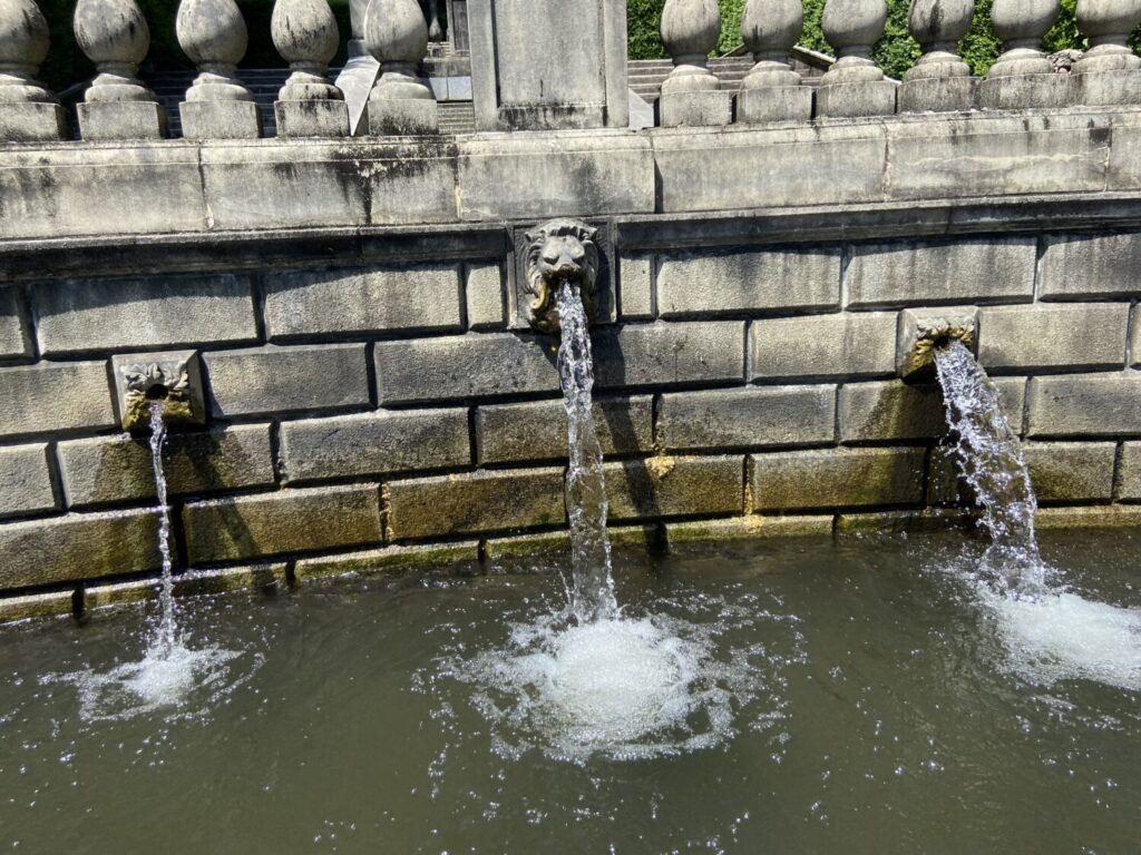 ライオン像の水吐き